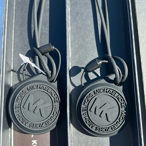 New Michael Kors set of air tag holders / air tag covers - Picture 3 of 5